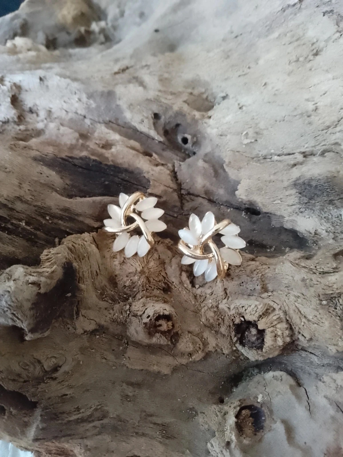 Brincos boêmios flores brancas em pedras naturais de selenita – photo 3